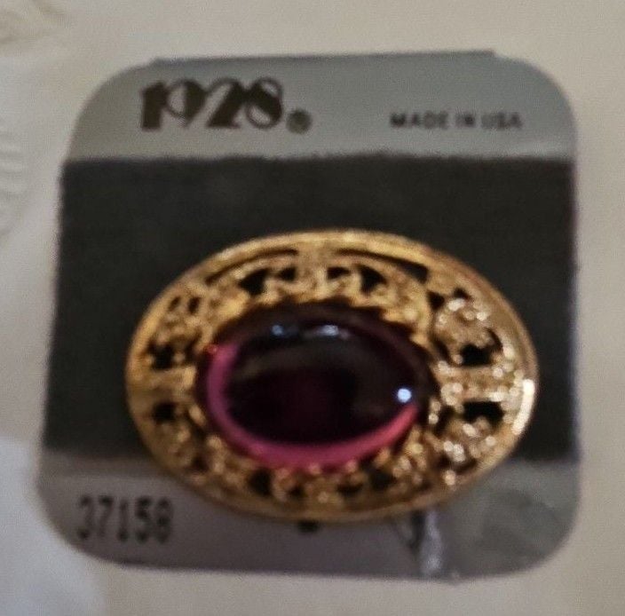 1928 Vintage Gold Tone Purple Stone Filigree Oval Brooch Pin 1