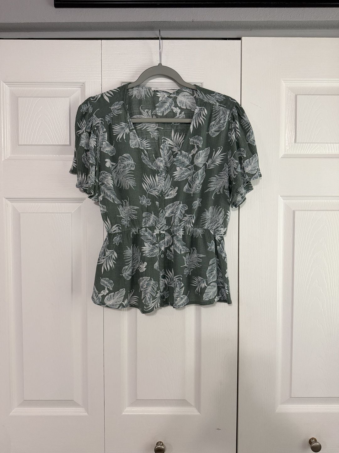 LUSH Leaf Print Blouse Size S Green White Short Sleeve Peplum Top 2