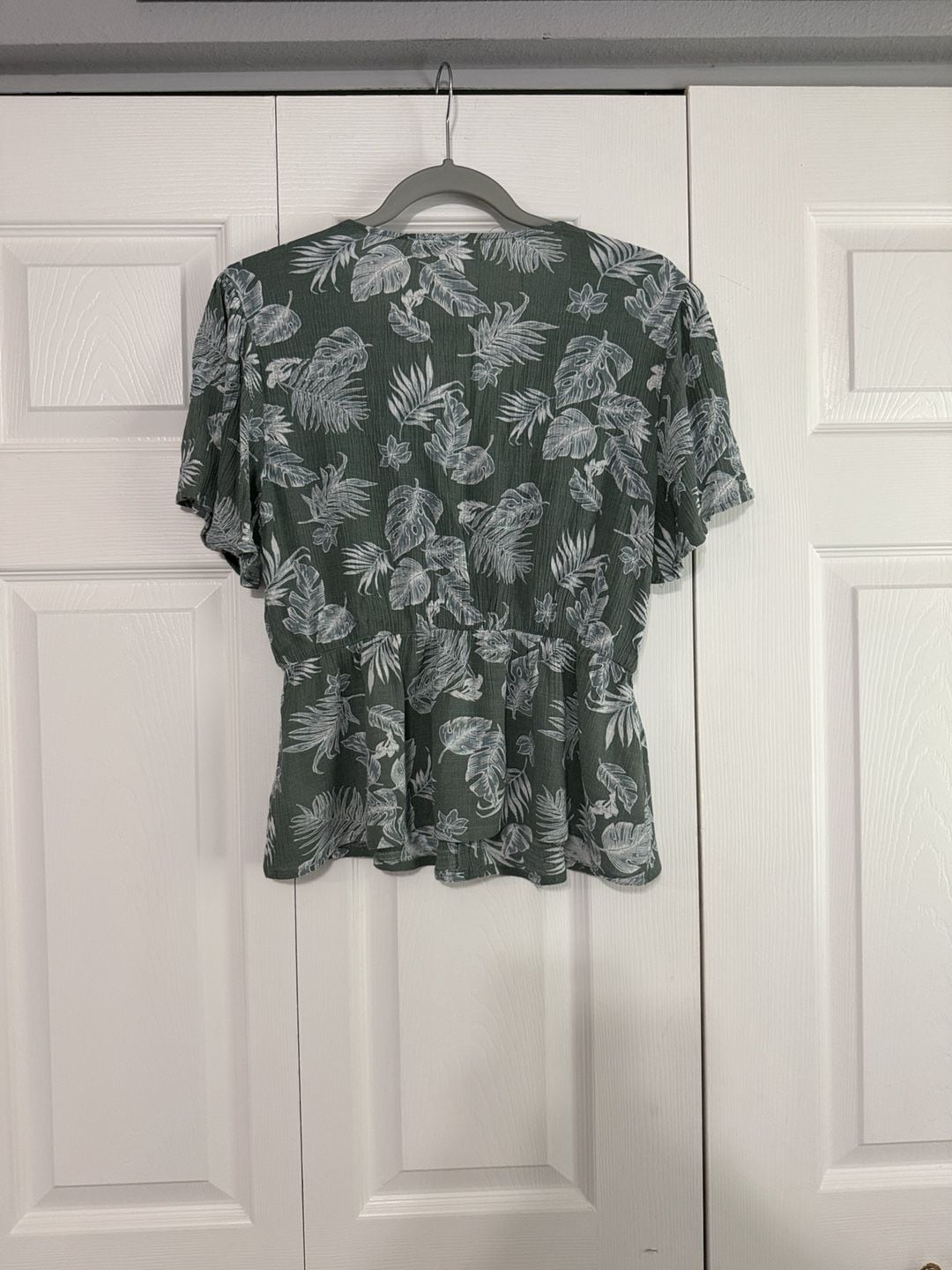 LUSH Leaf Print Blouse Size S Green White Short Sleeve Peplum Top 4