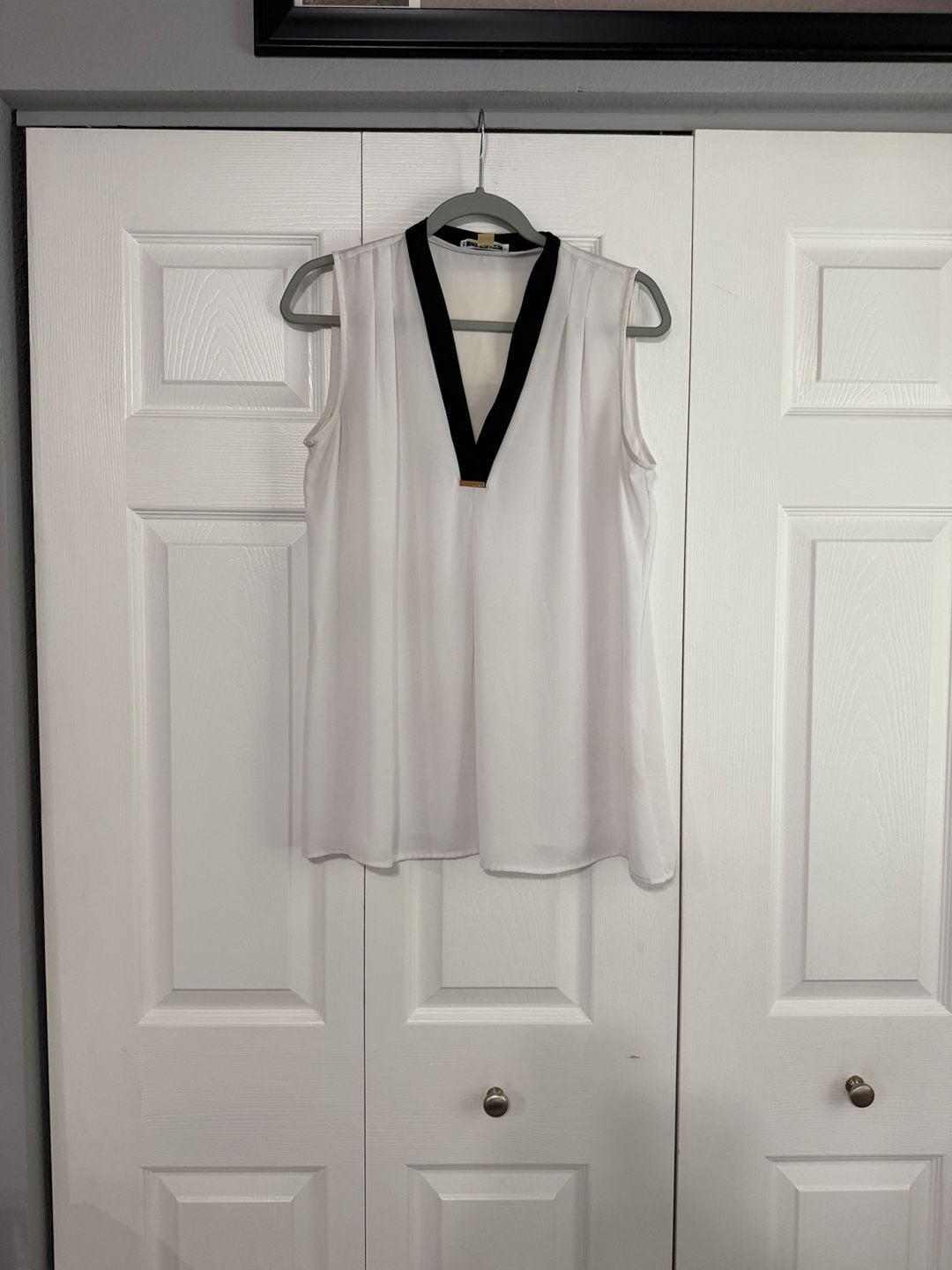 Calvin Klein Blouse White Black V-Neck Sleeveless 2