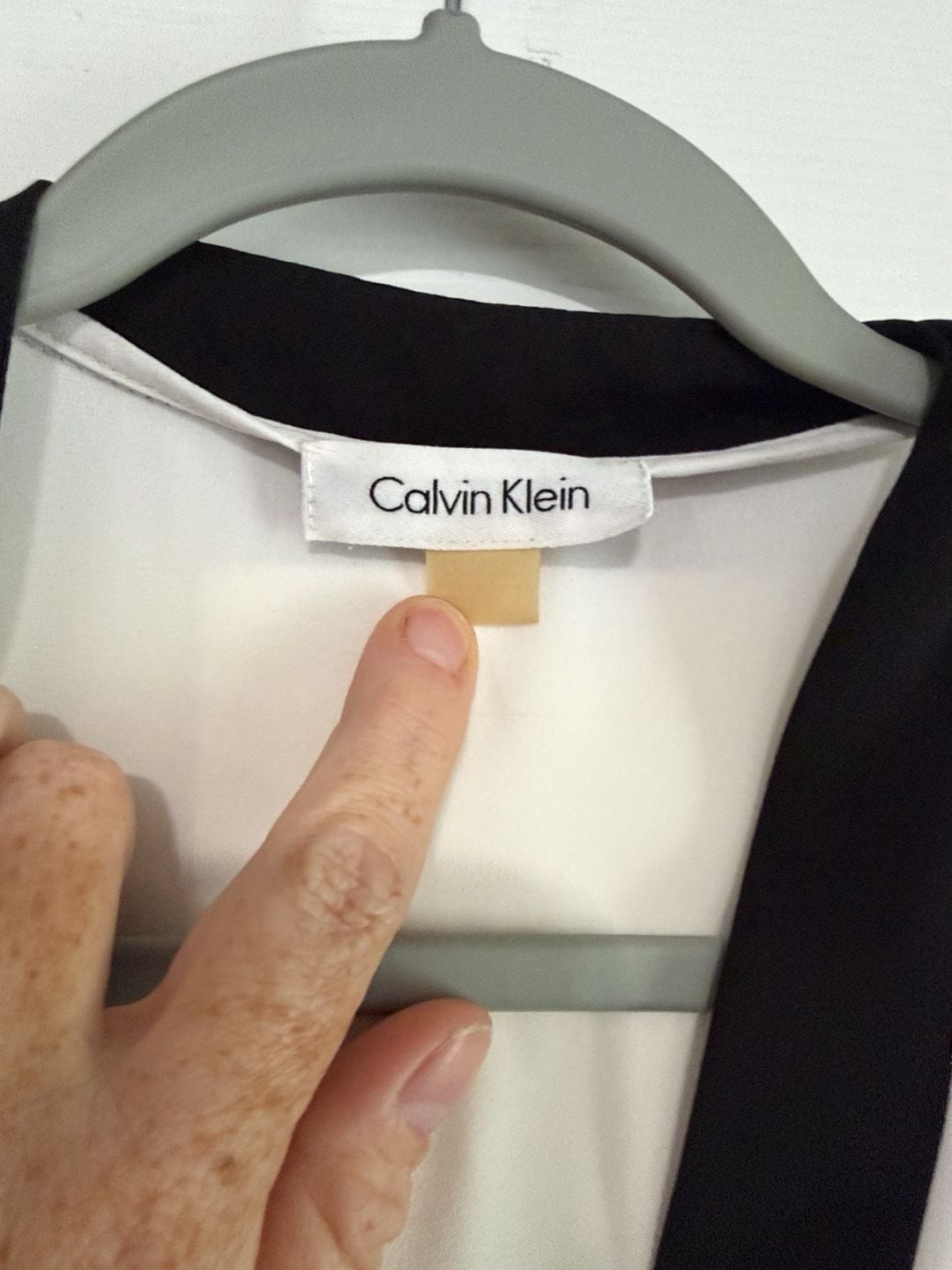 Calvin Klein Blouse White Black V-Neck Sleeveless 3