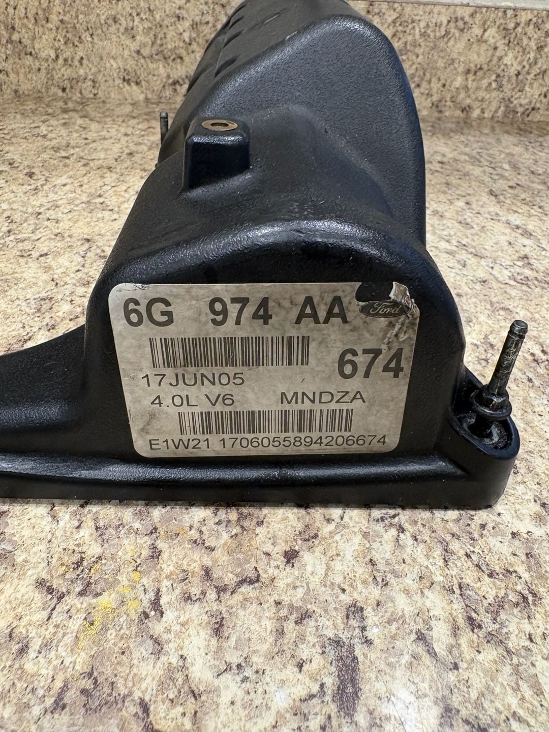 2005-2010 Ford Mustang 4.0L V6 Passenger RH Valve Cover OEM Right Side 2