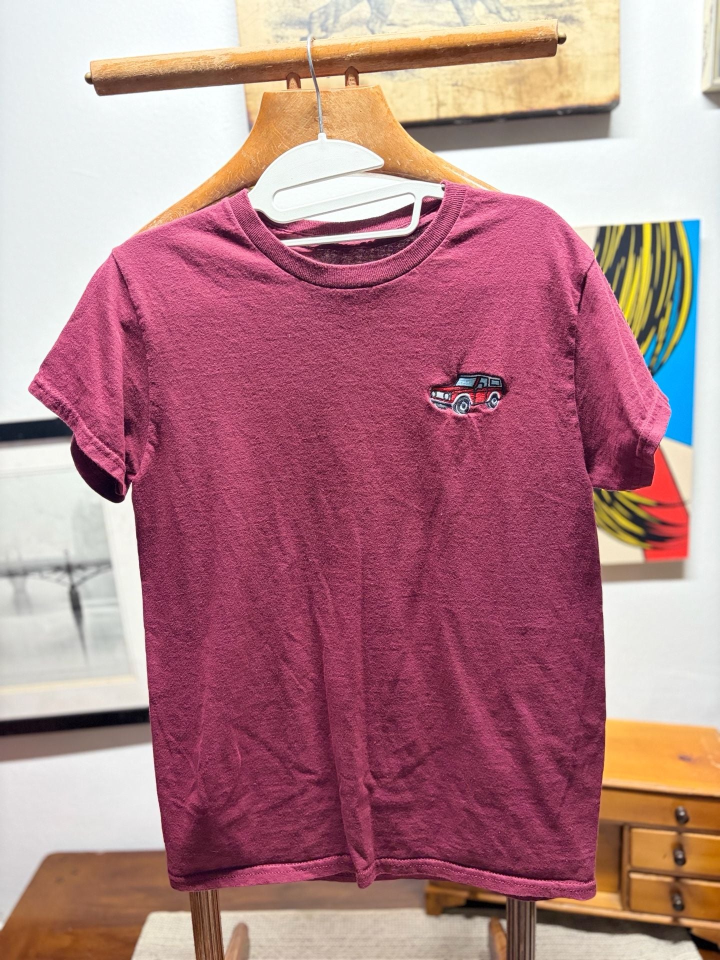 Riot Society Graphic T-Shirt Maroon Red Car Embroidered Small 2