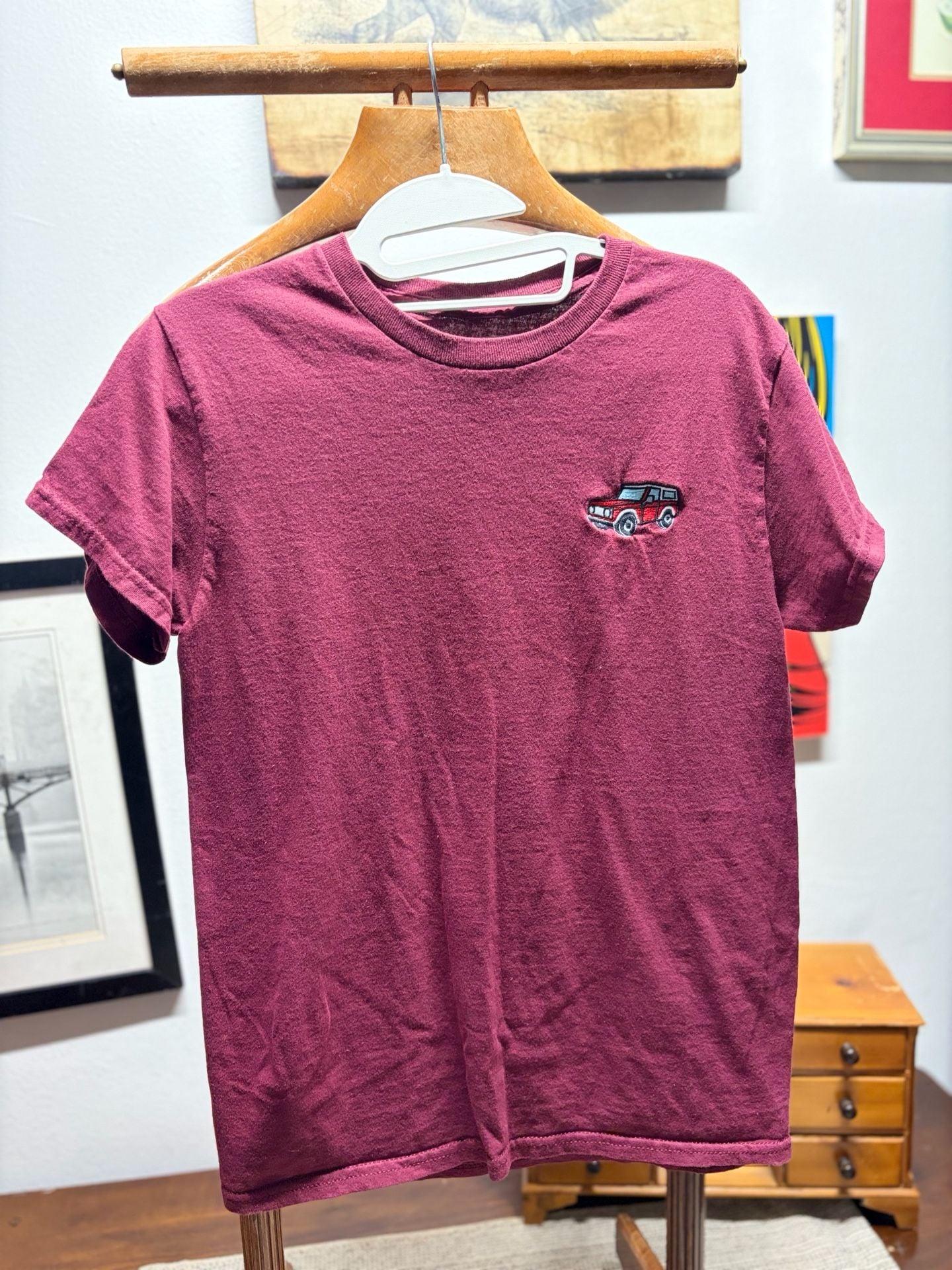 Riot Society Graphic T-Shirt Maroon Red Car Embroidered Small 3