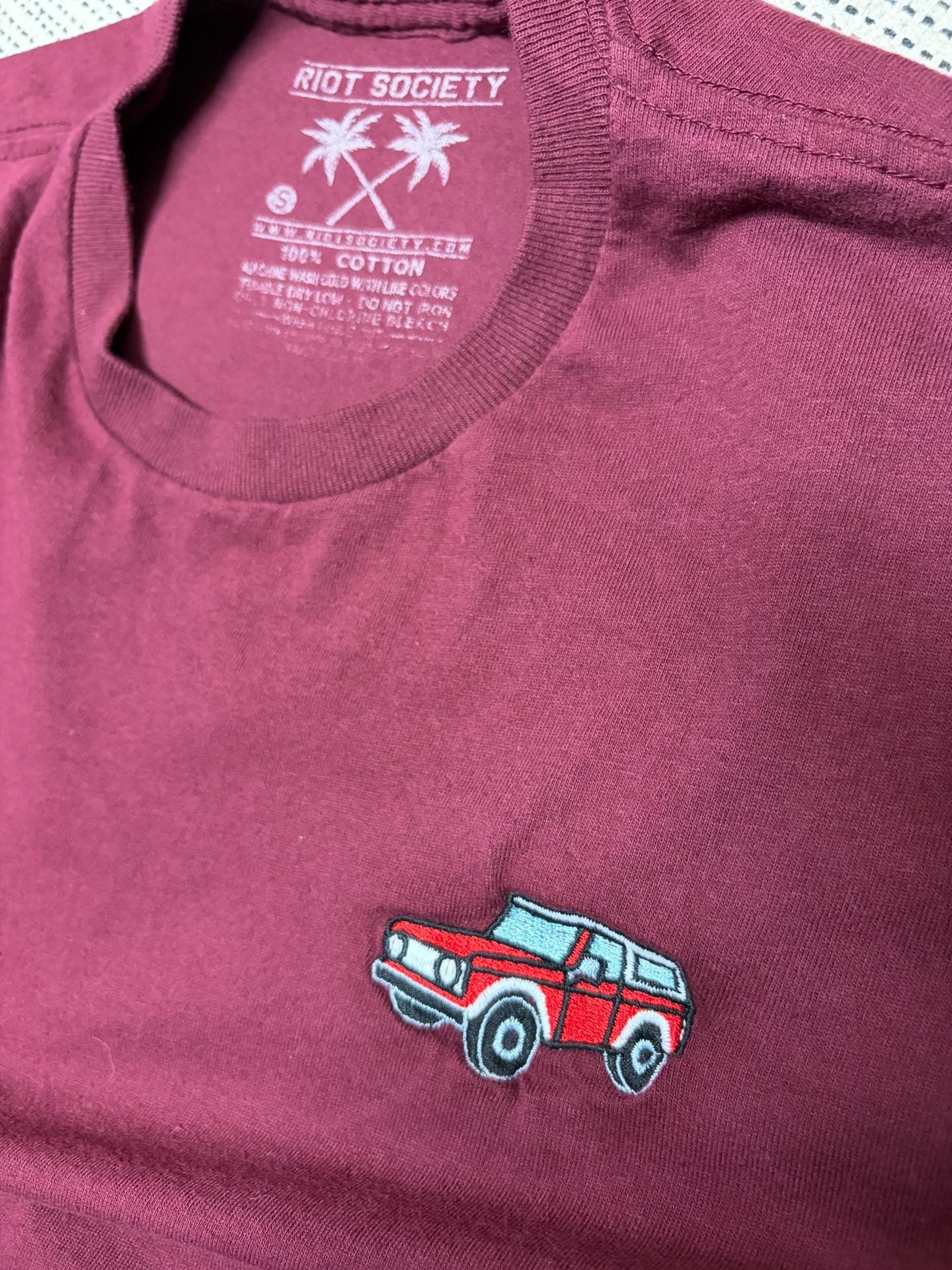 Riot Society Graphic T-Shirt Maroon Red Car Embroidered Small 9