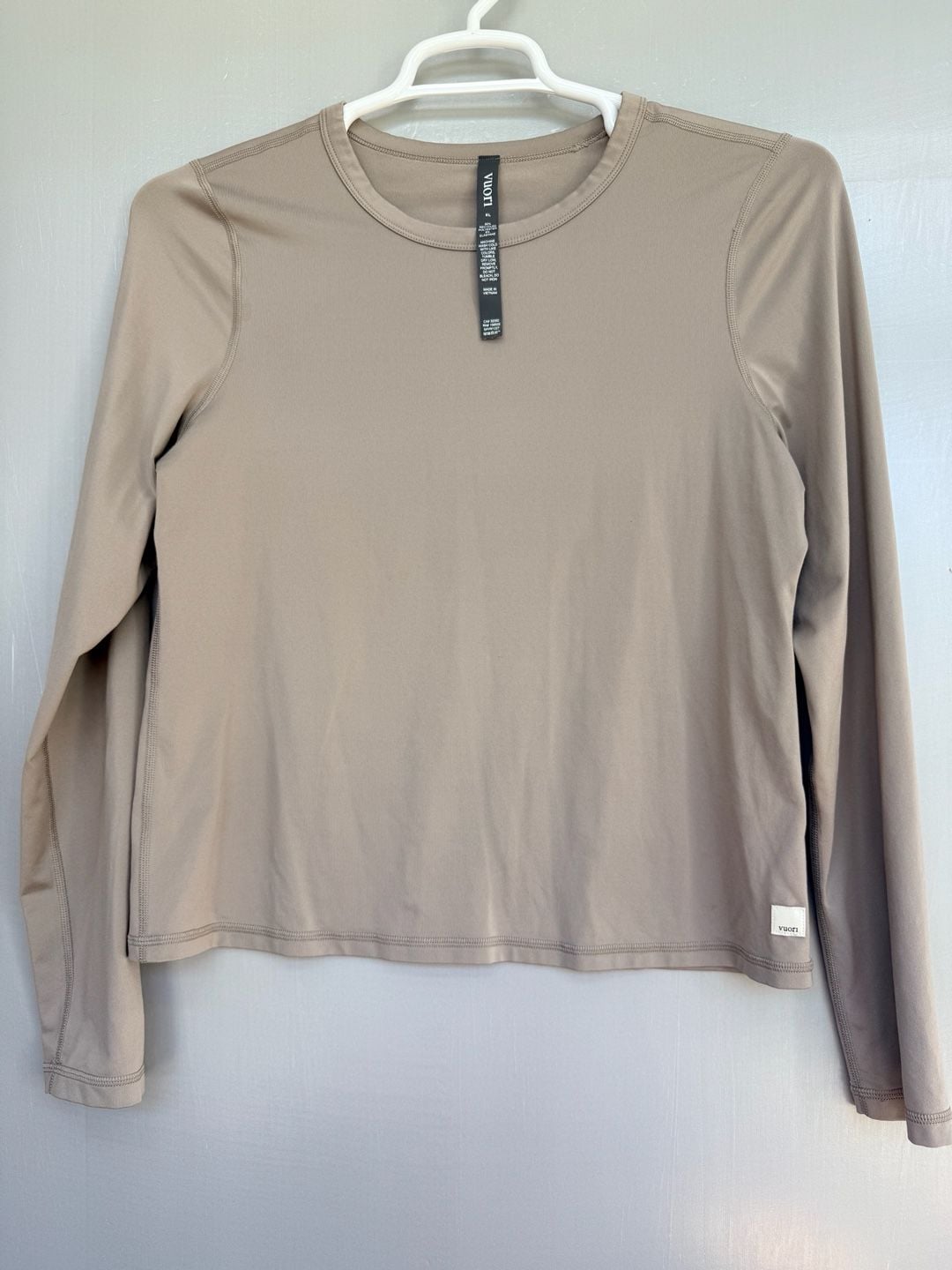 Vuori Long Sleeve Performance Shirt Size XL Taupe Athletic Top 2