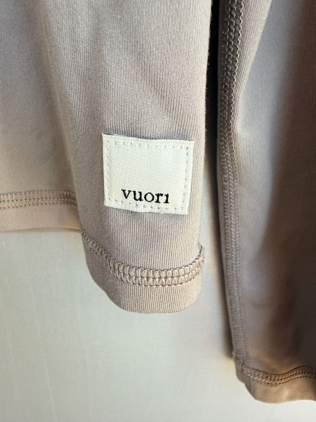 Vuori Long Sleeve Performance Shirt Size XL Taupe Athletic Top 4