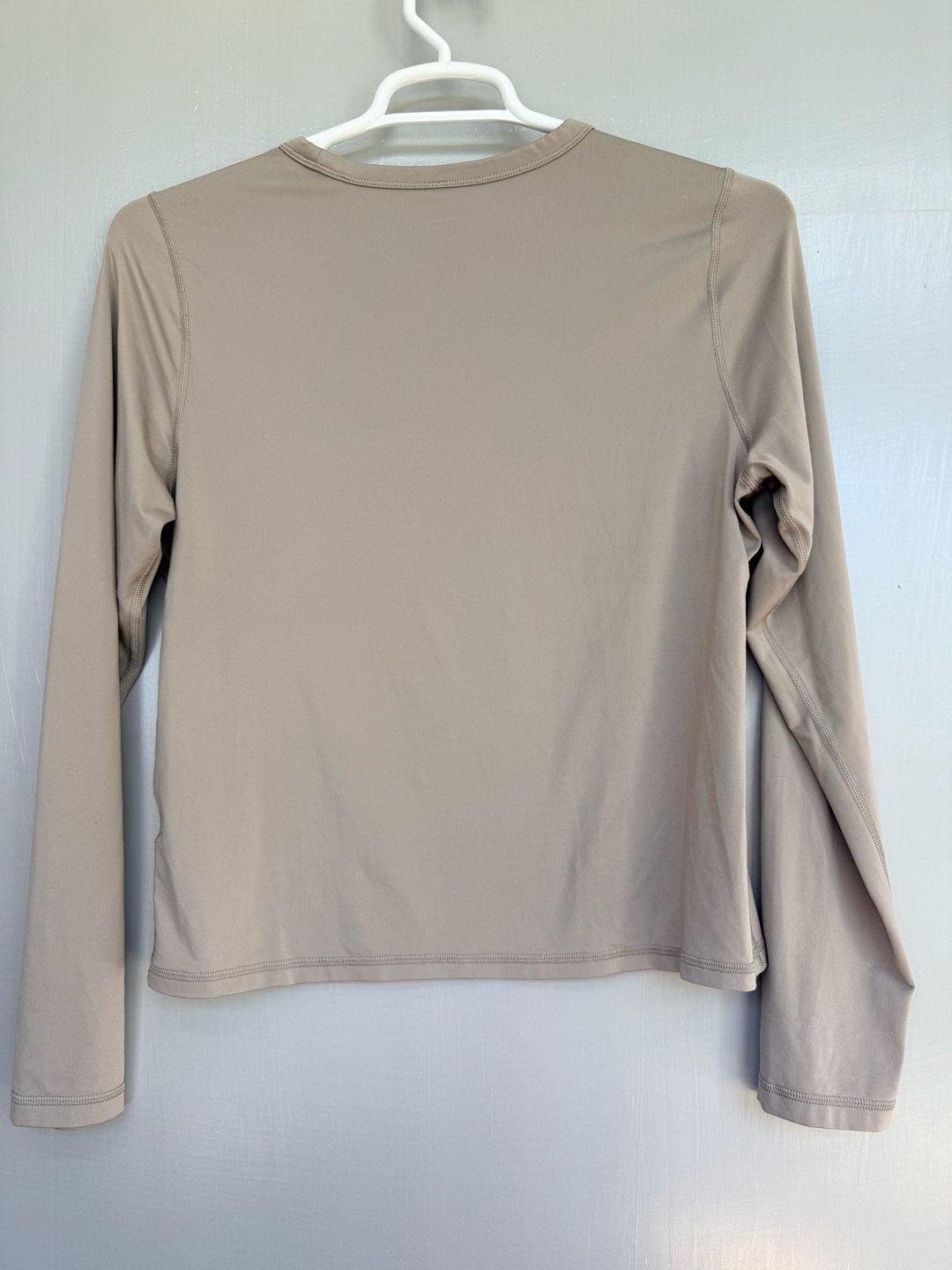 Vuori Long Sleeve Performance Shirt Size XL Taupe Athletic Top 5