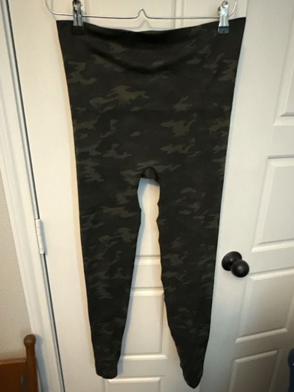 Spanx Look At Me Now Seamless Leggings Green Camo Size L 2