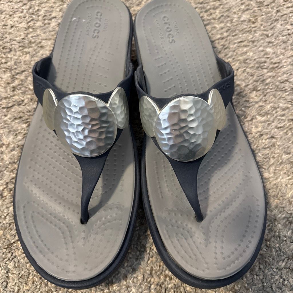 Crocs Capri IV Thong Sandals Gray Silver Hammered Medallion 11 3