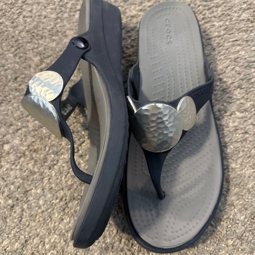 Crocs Capri IV Thong Sandals Gray Silver Hammered Medallion 11 4