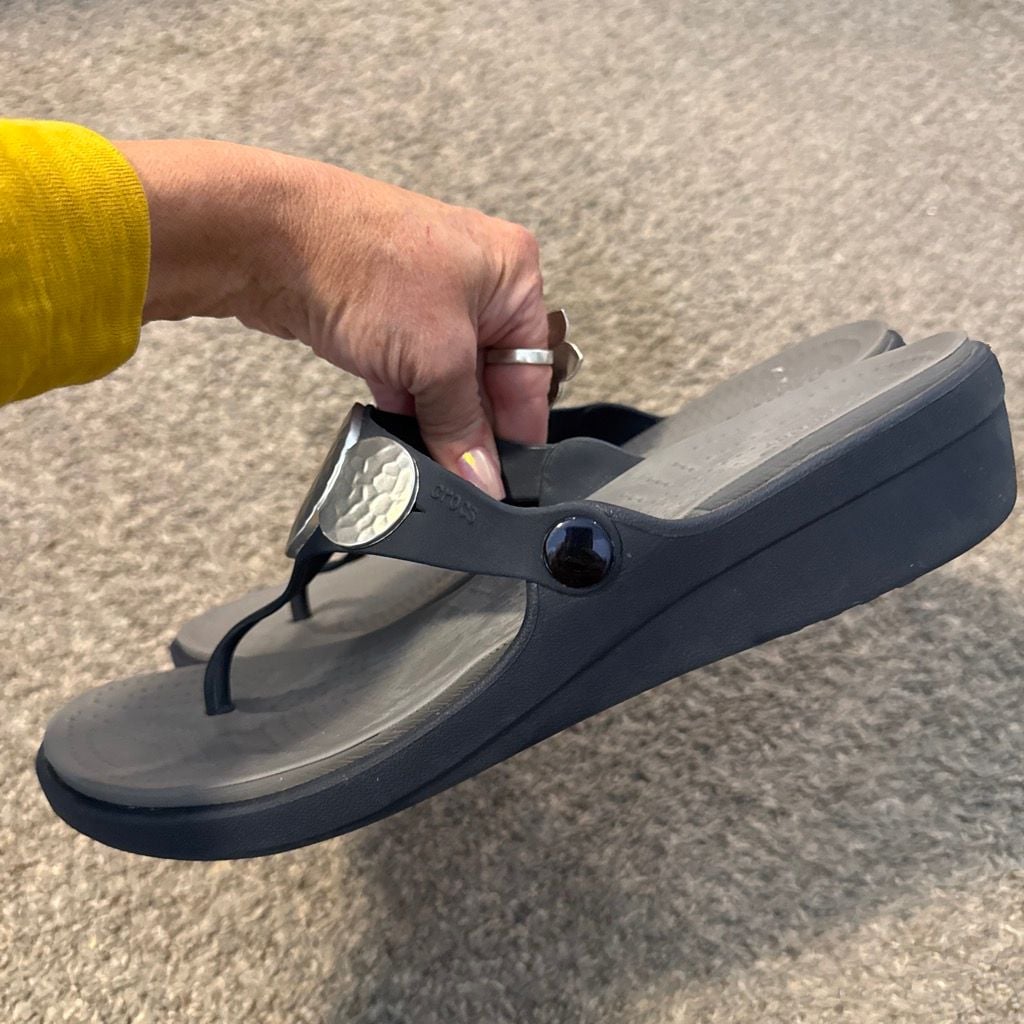 Crocs Capri IV Thong Sandals Gray Silver Hammered Medallion 11 5