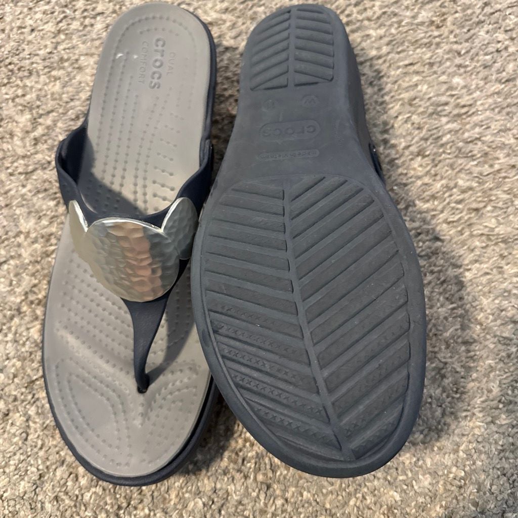 Crocs Capri IV Thong Sandals Gray Silver Hammered Medallion 11 6