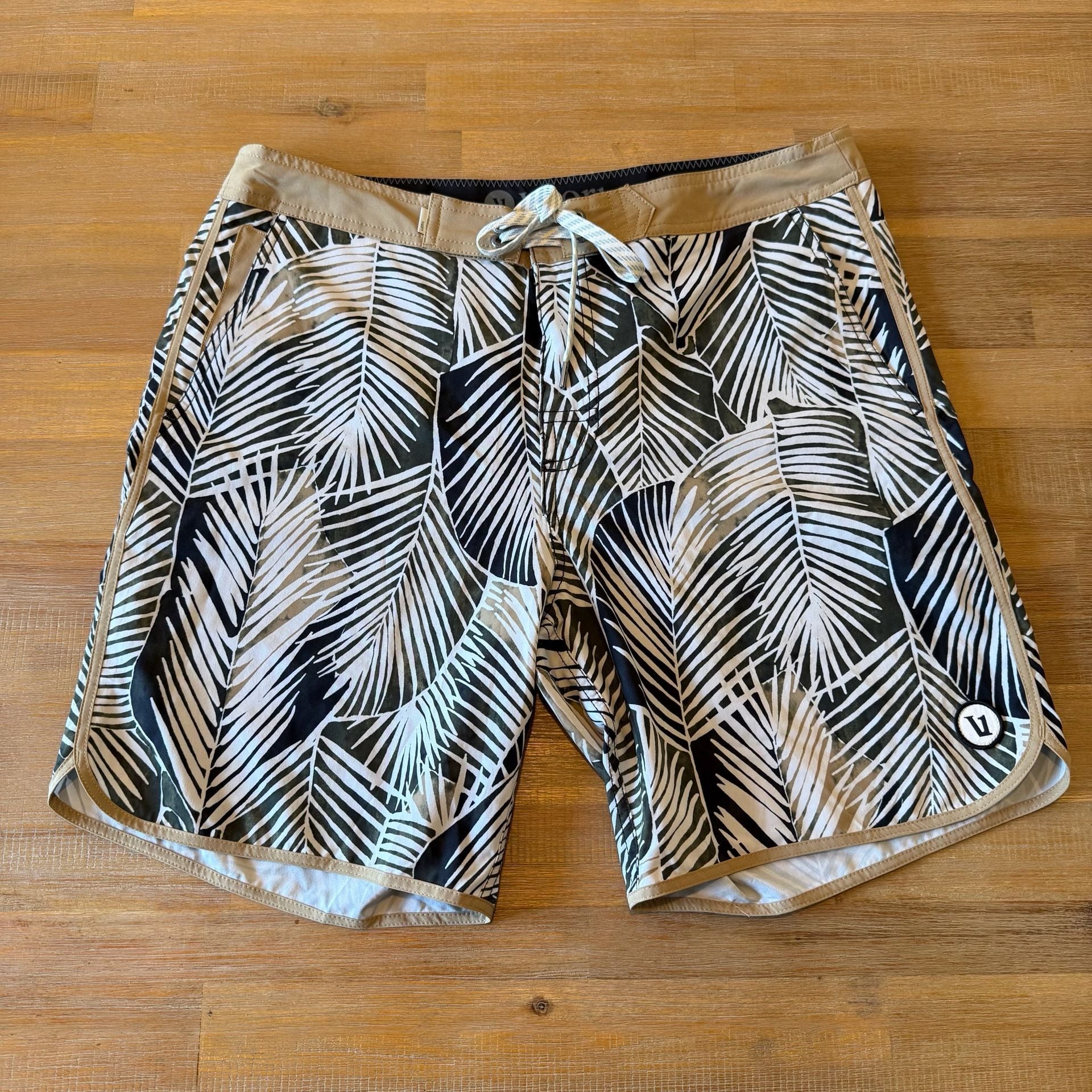 Vuori Cruise Boardshorts Palm Print Swim Trunks Men Size 32 Black Tan Surf V314 2