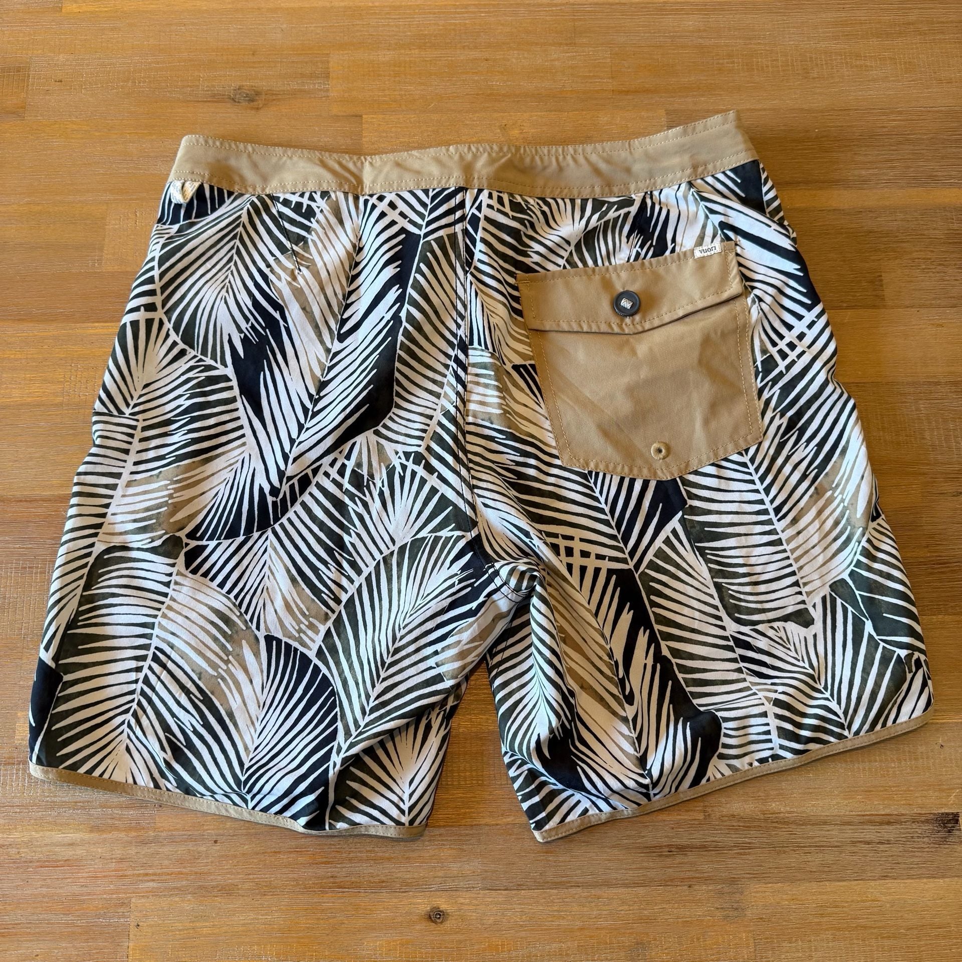 Vuori Cruise Boardshorts Palm Print Swim Trunks Men Size 32 Black Tan Surf V314 3