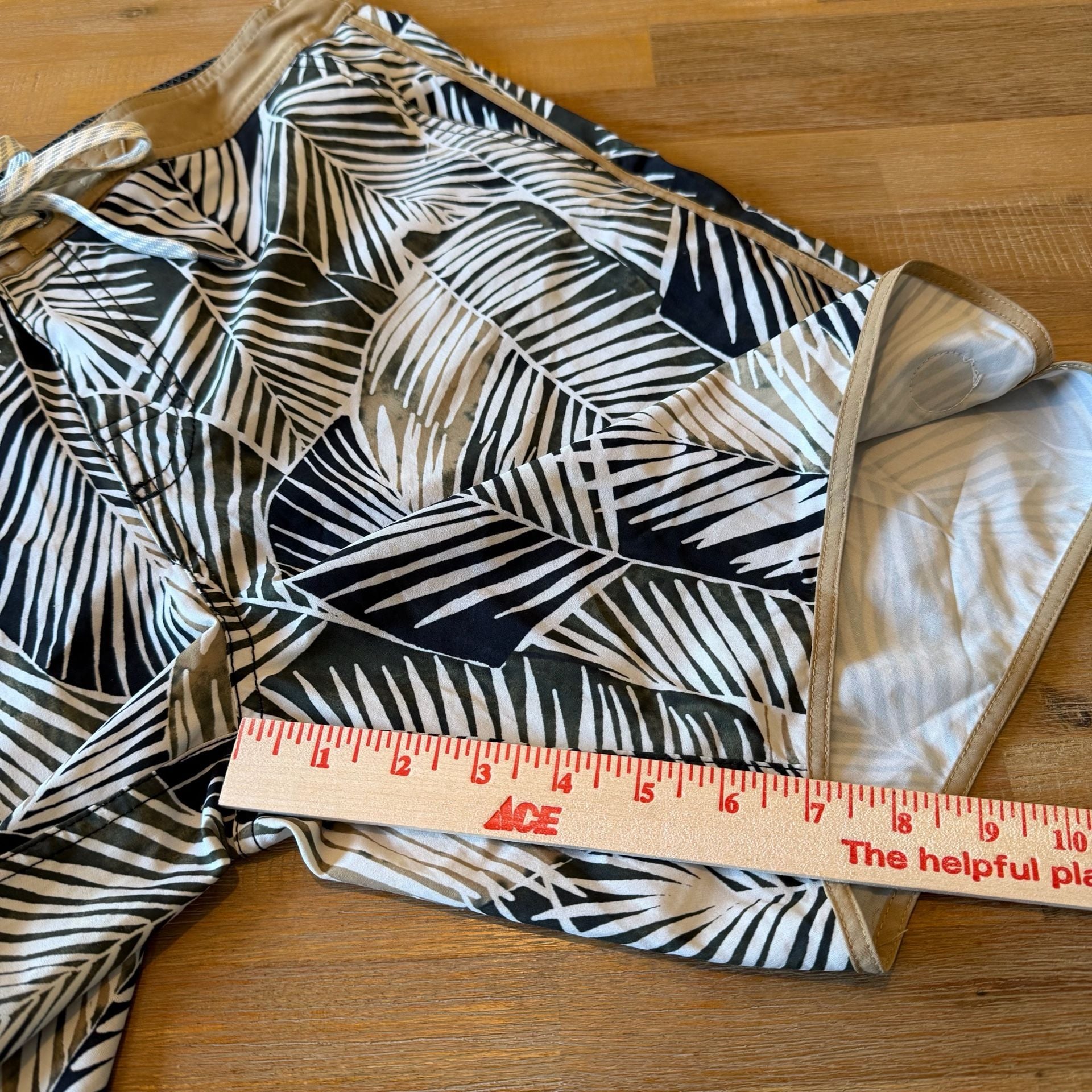 Vuori Cruise Boardshorts Palm Print Swim Trunks Men Size 32 Black Tan Surf V314 5