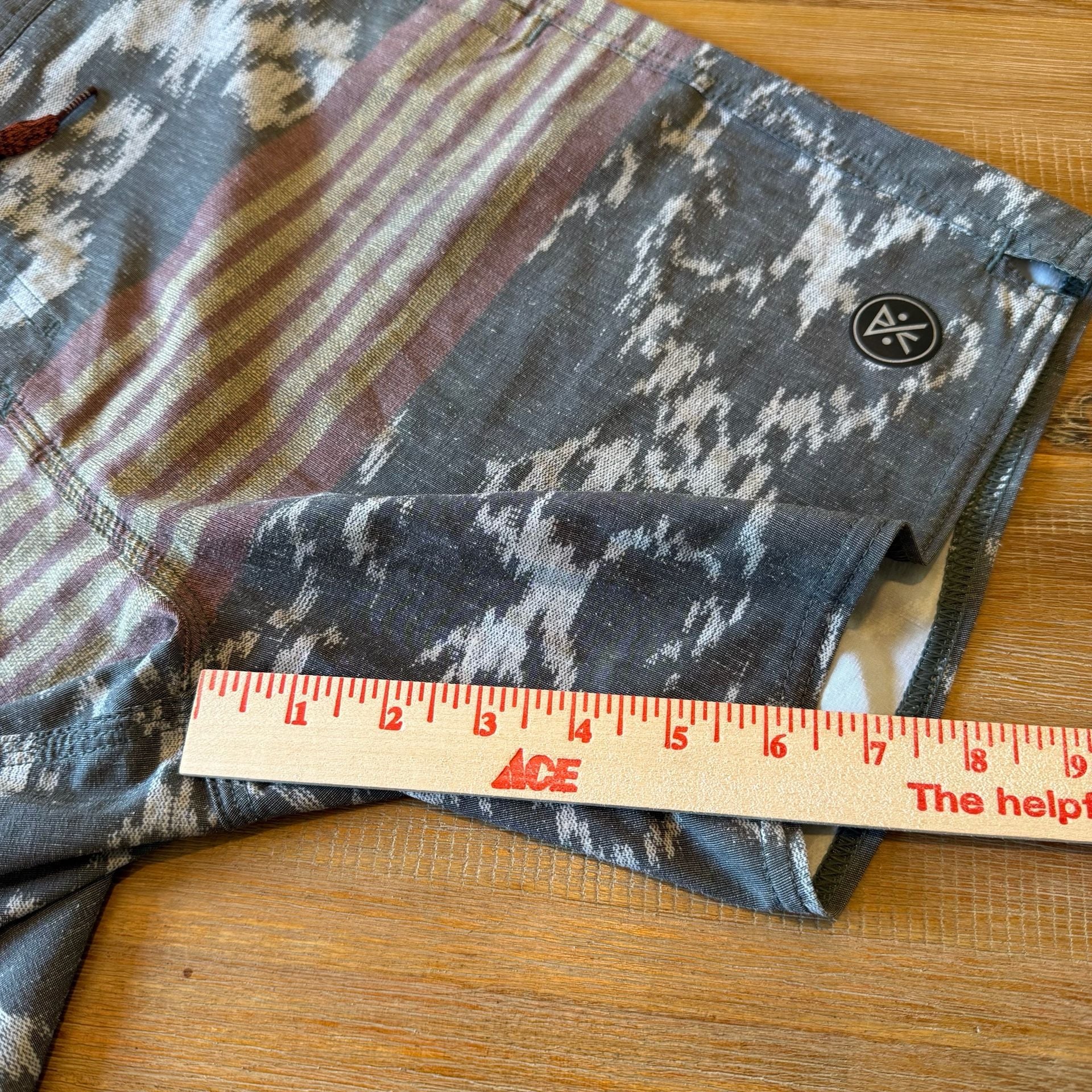 Roark Chiller Series Ikat Boardshorts Swim Trunks Men Size 30 Grey Burgundy 17 5