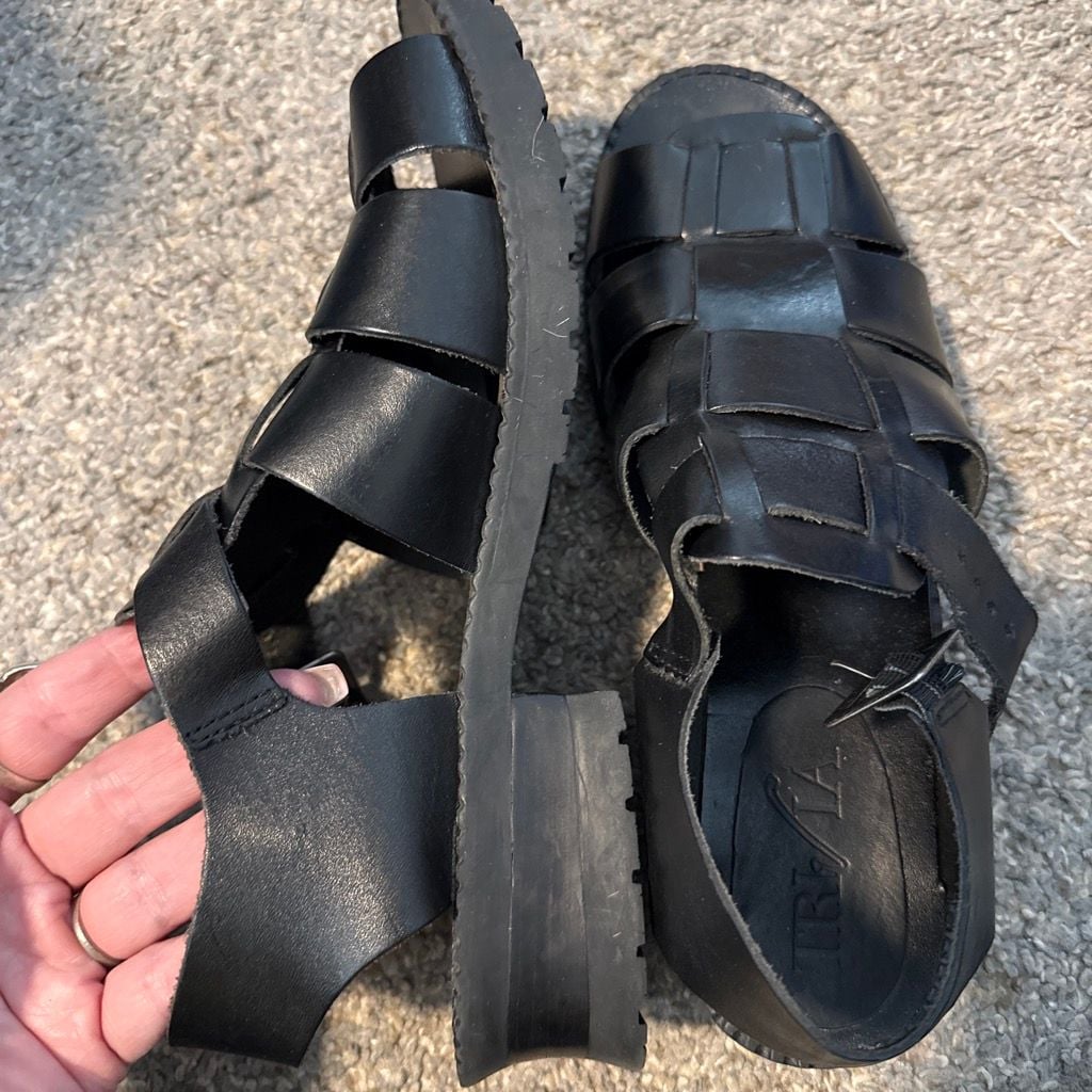 Thunder Black Leather Platform Fisherman Sandals 8 6
