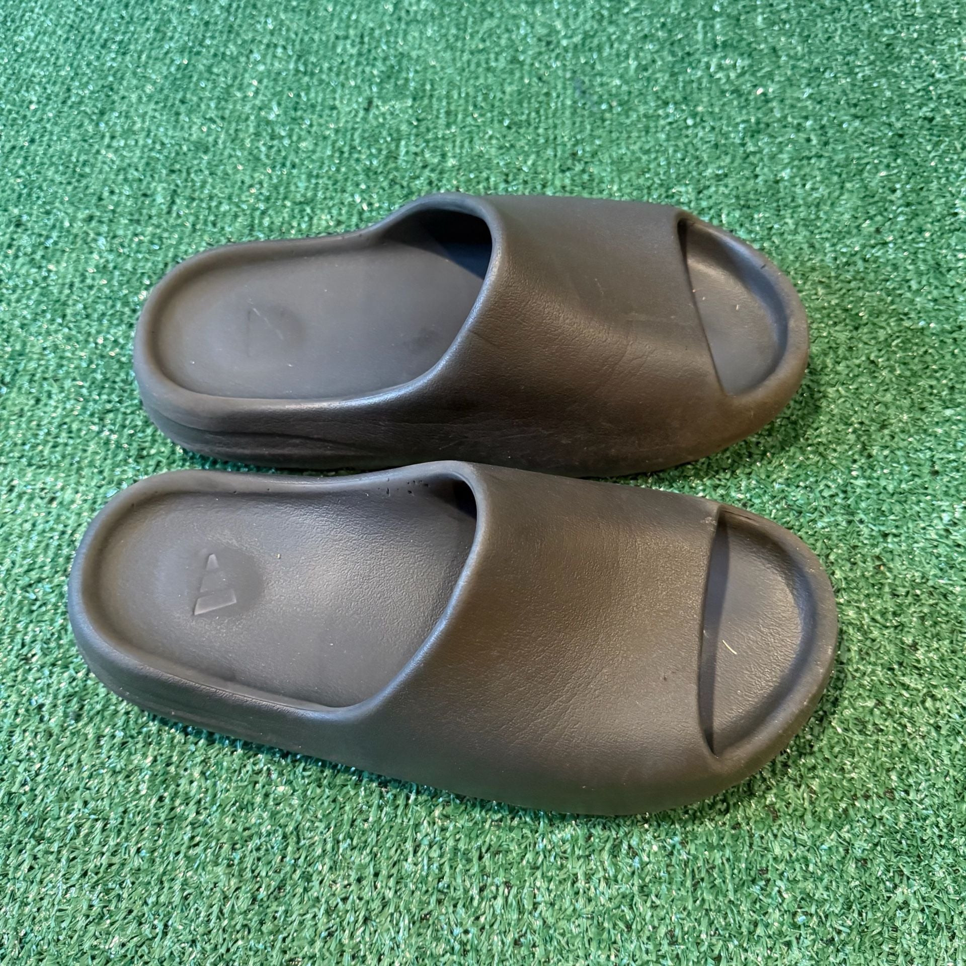 Adidas Yeezy Slides Dark Onyx 4