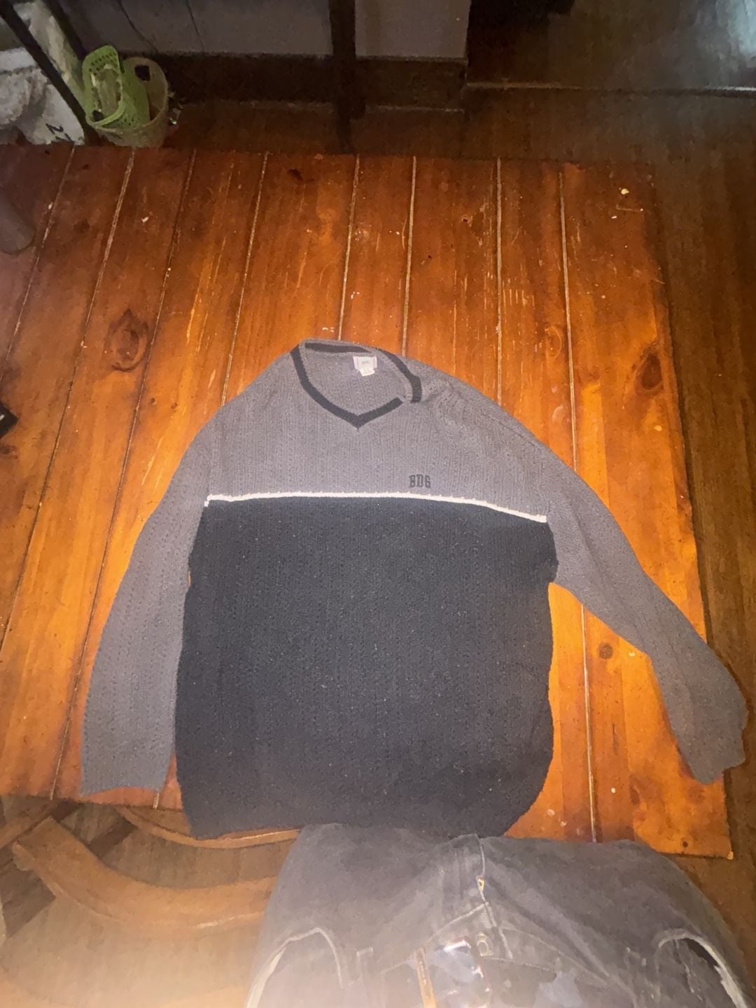 BDG Sweater Size S-S Gray Colorblock V-Neck Knit Long Sleeve 1