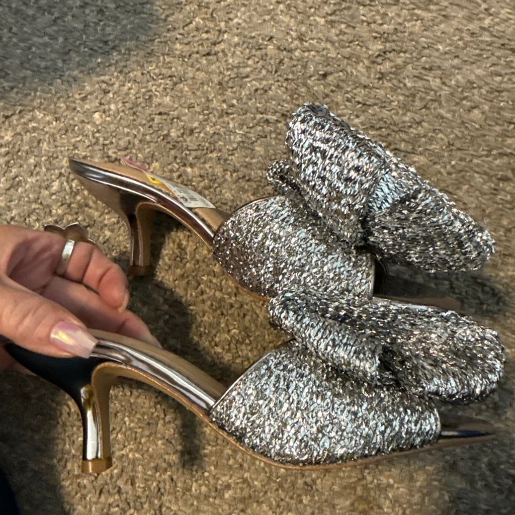 Gianni Bini Silver Glitter Bow Heeled Sandals 5.5 4