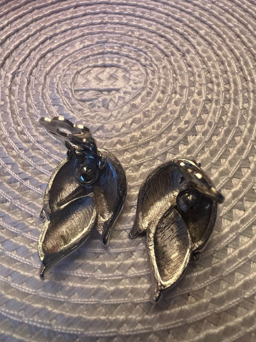 Coro Vintage Silver Tone Textured Leaf Clip On Earrings 4