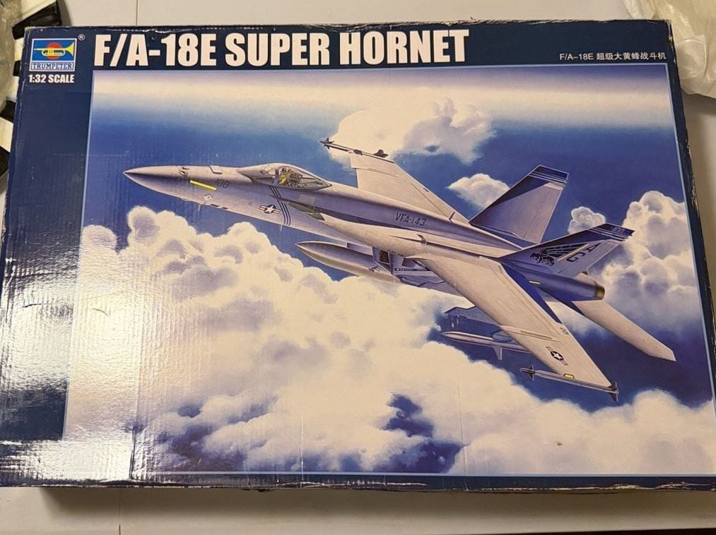 Trumpeter 1/32 scale FA-18E Super Hornet plastic military aircraft model kit NIB 1
