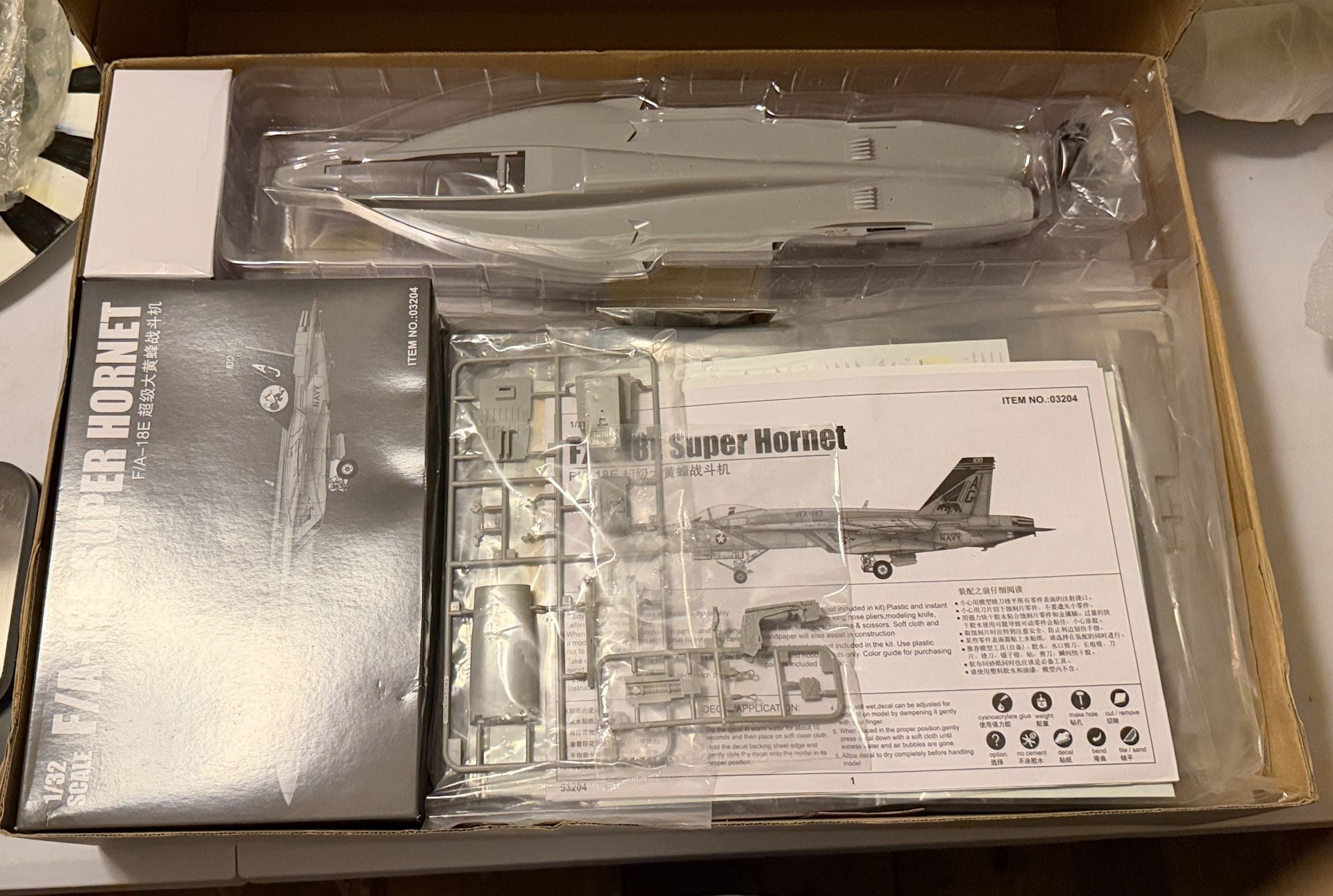 Trumpeter 1/32 scale FA-18E Super Hornet plastic military aircraft model kit NIB 2