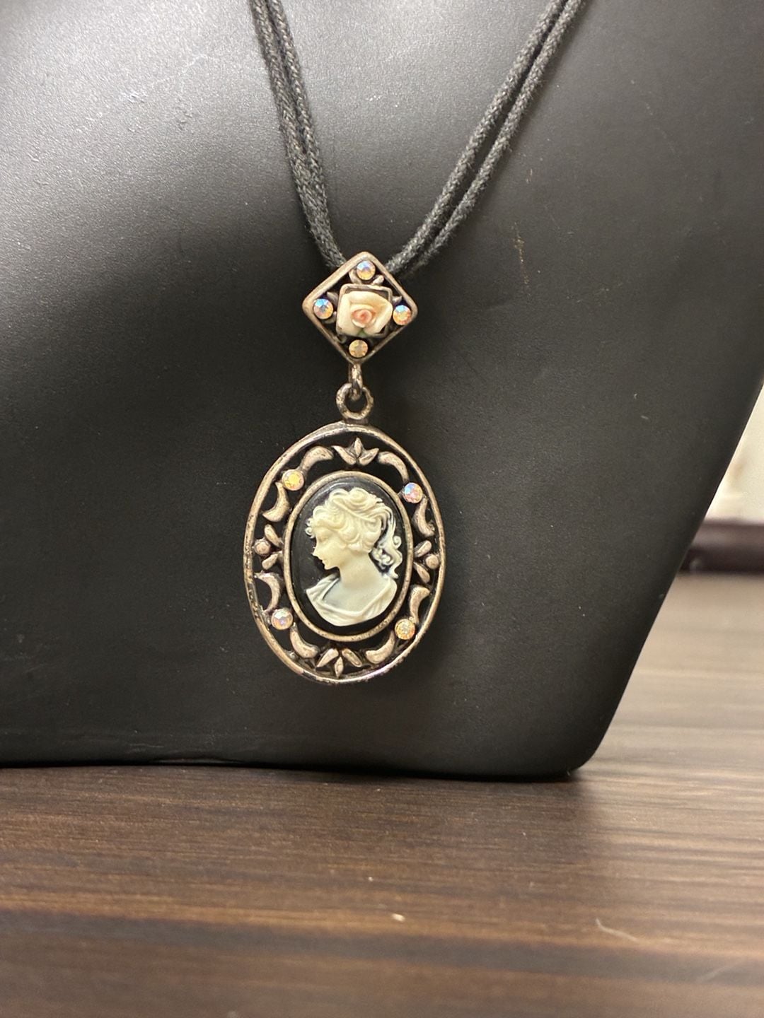 Lia Sophia Vintage Cameo Pendant Necklace 4
