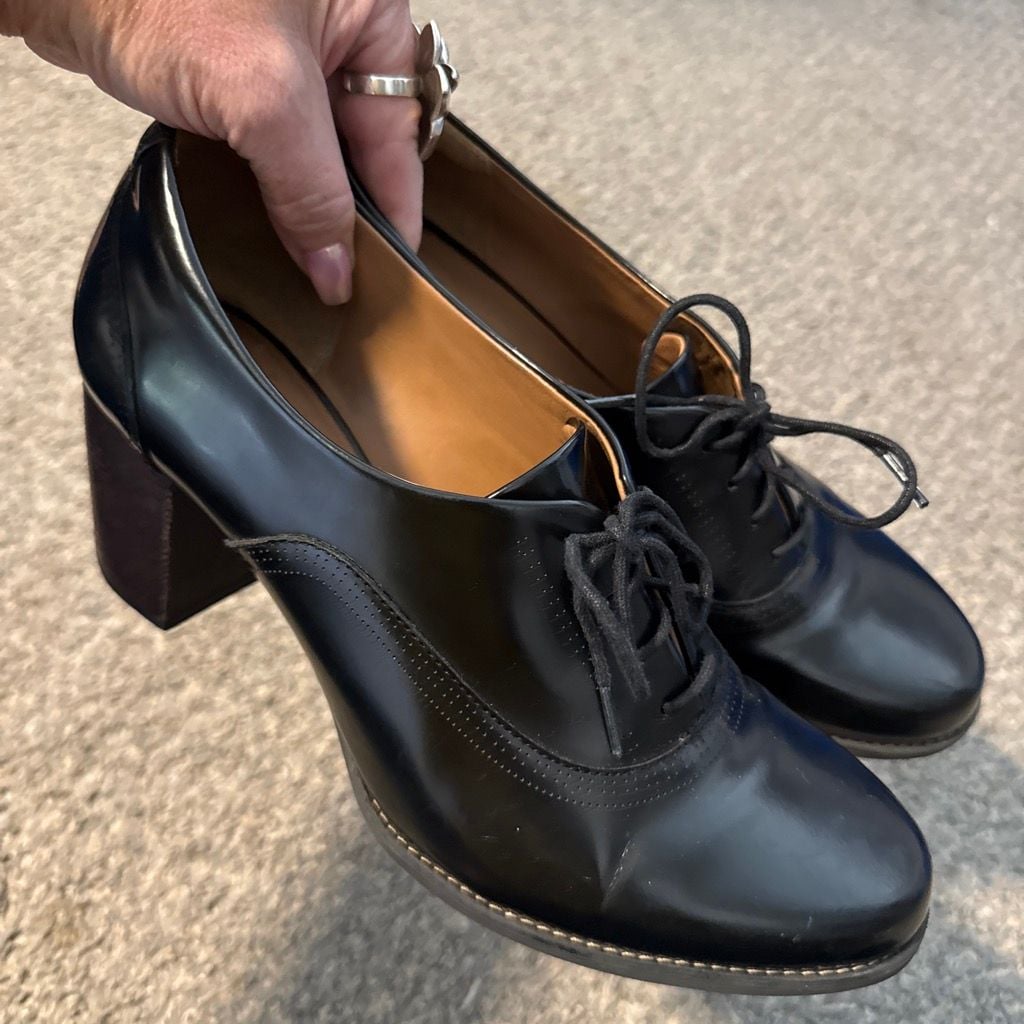 Clark’s Black Leather Oxford Heels 9 2
