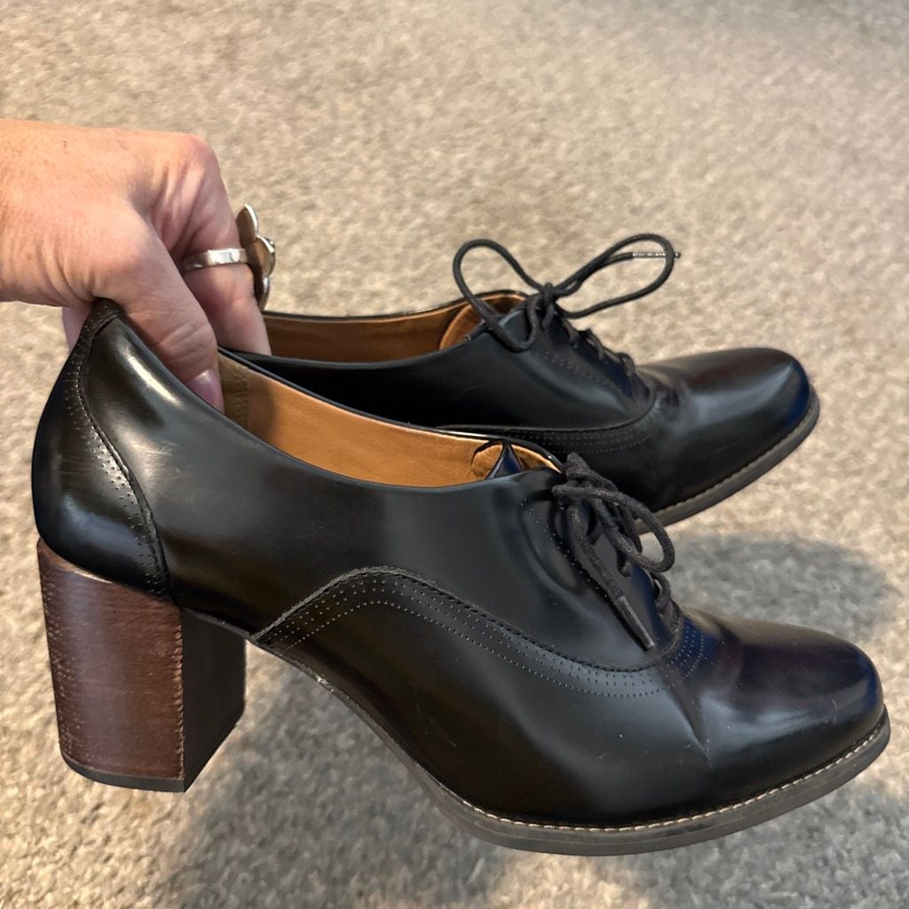 Clark’s Black Leather Oxford Heels 9 3