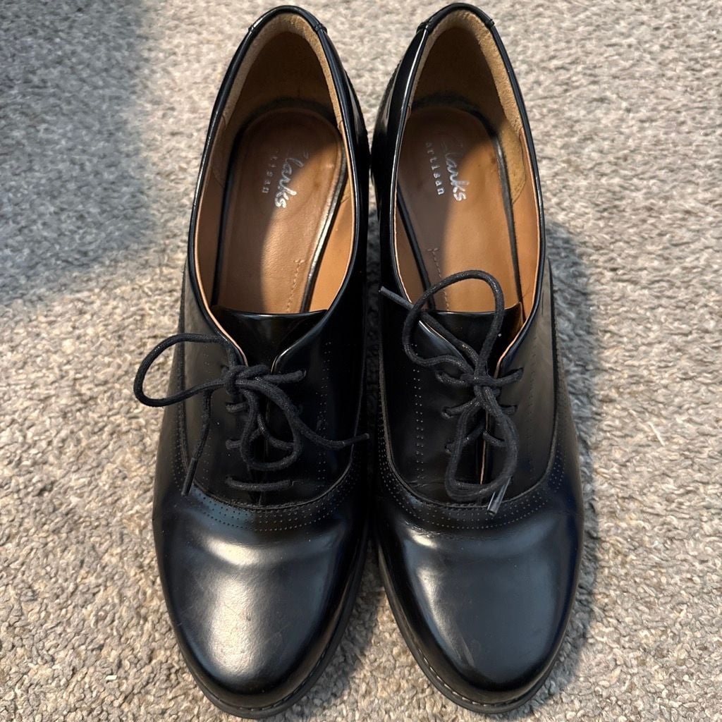 Clark’s Black Leather Oxford Heels 9 4