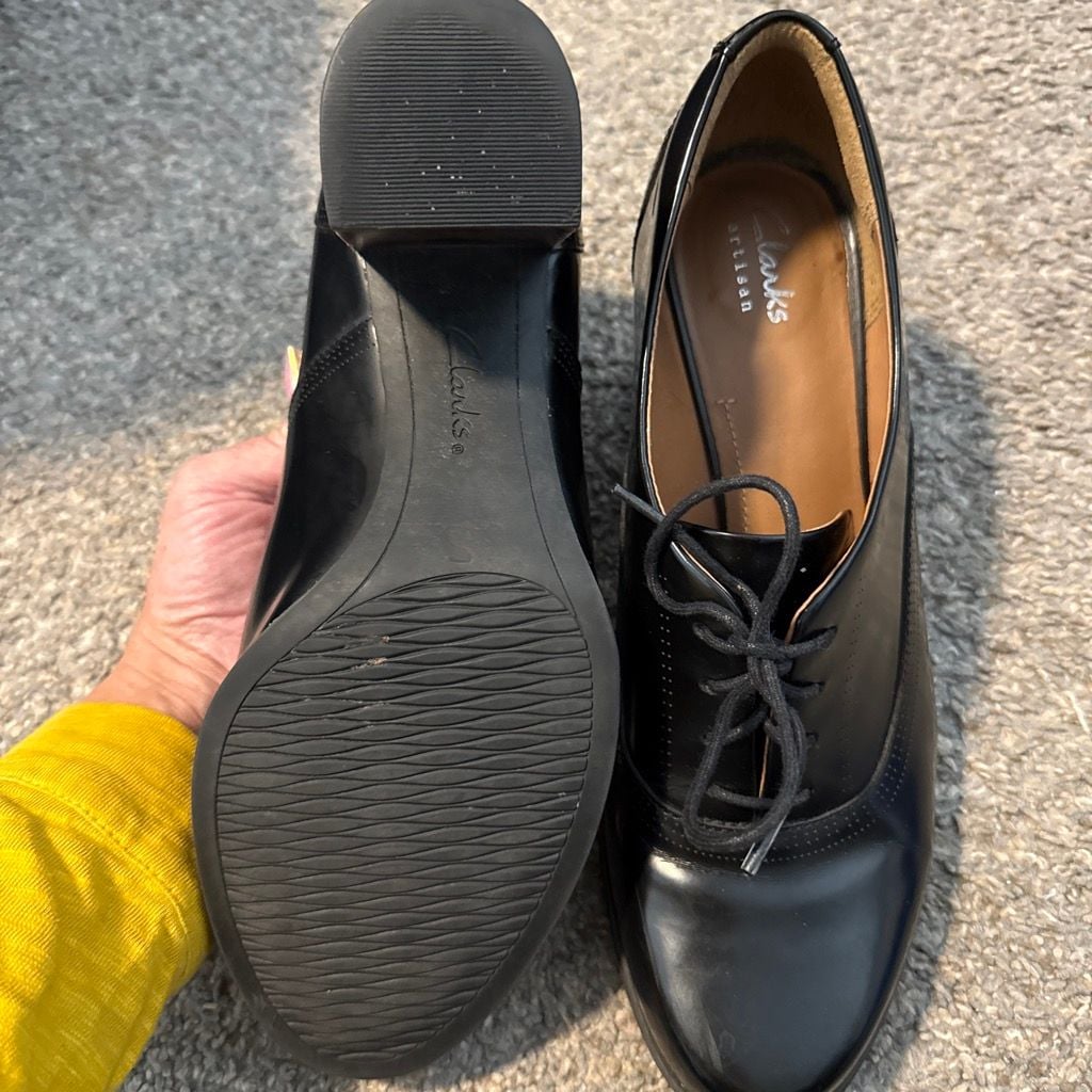 Clark’s Black Leather Oxford Heels 9 5