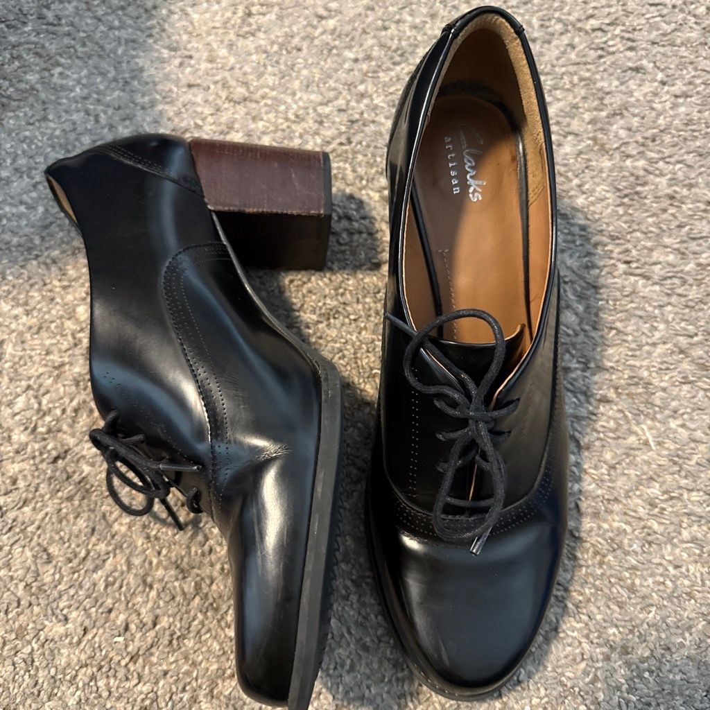 Clark’s Black Leather Oxford Heels 9 6