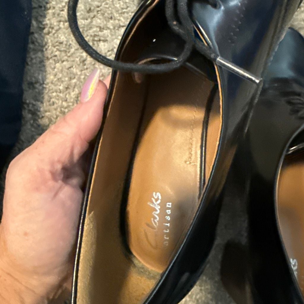 Clark’s Black Leather Oxford Heels 9 7