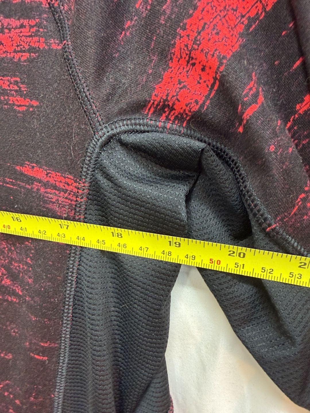 Under Armour Run 1/2 Zip Pullover Size MD Black Red 4