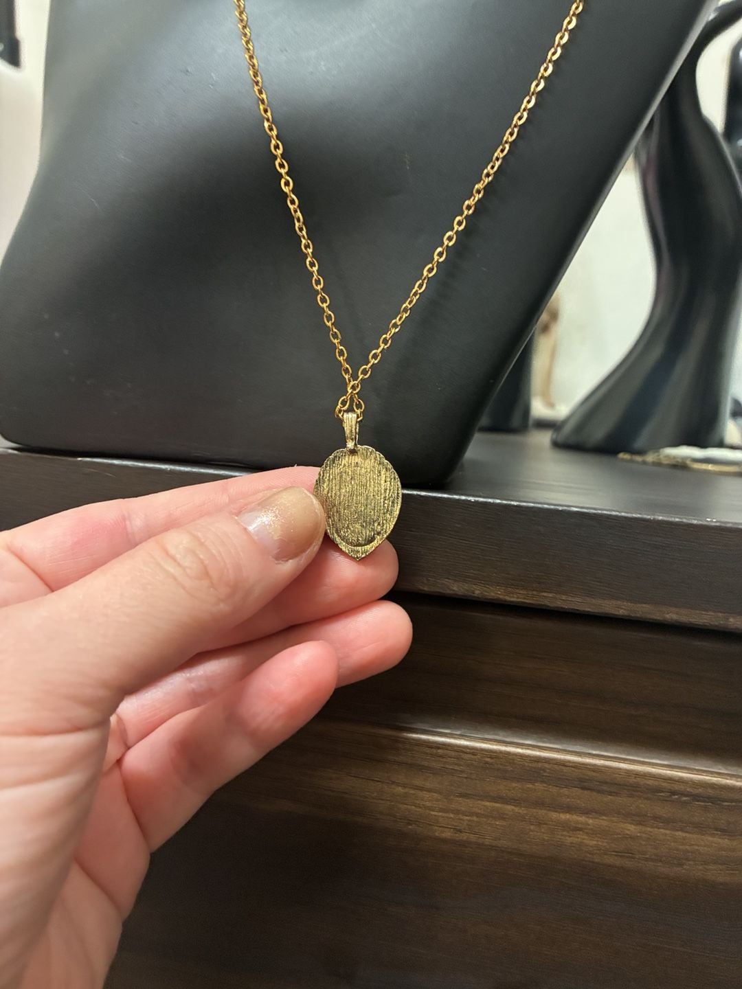 Upcycled Vintage 1970s Gold Tone Coral White Cameo Pendant Necklace 4