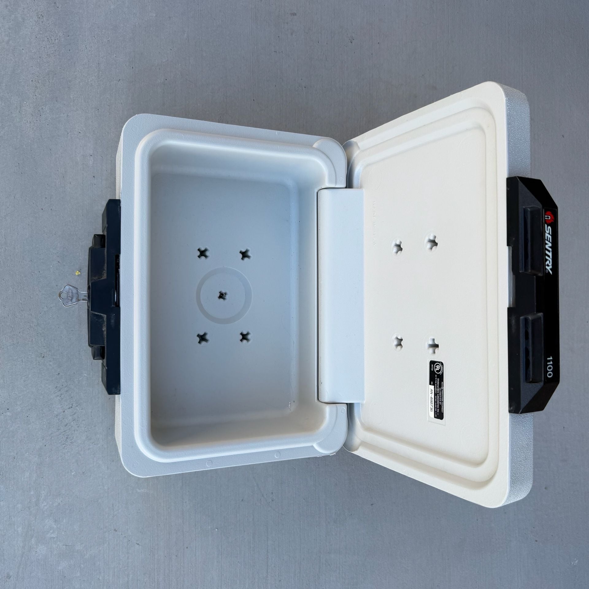 Sentry 1100 Fire Safe Box 4