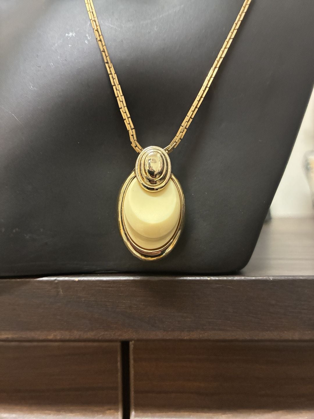 Sarah Coventry Vintage Gold Tone Oval Pendant Necklace 3