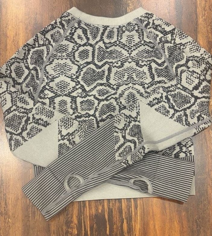 Fitted Maxxim Seamless Snake Print Crop Top Size M Gray Black Long Sleeve 5