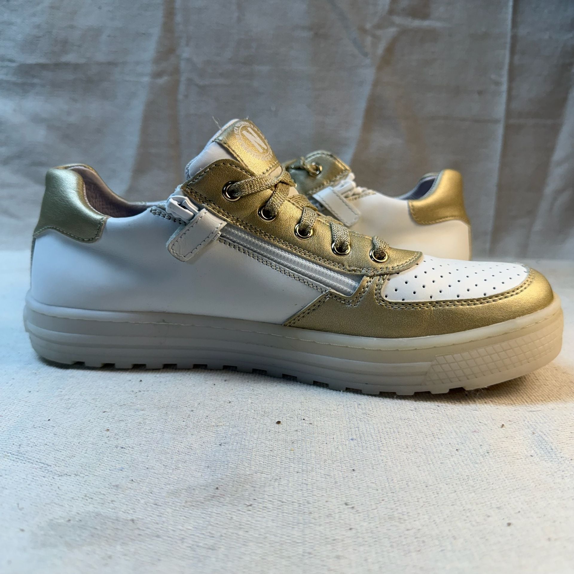 Naturino Sneakers Gold White Leather Size 38 10