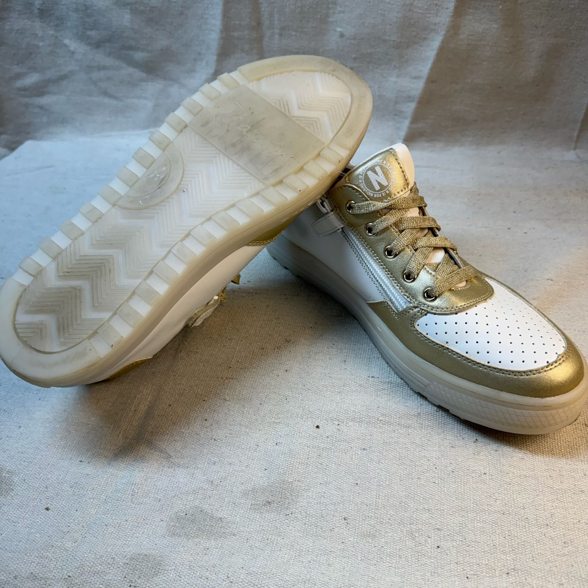 Naturino Sneakers Gold White Leather Size 38 11