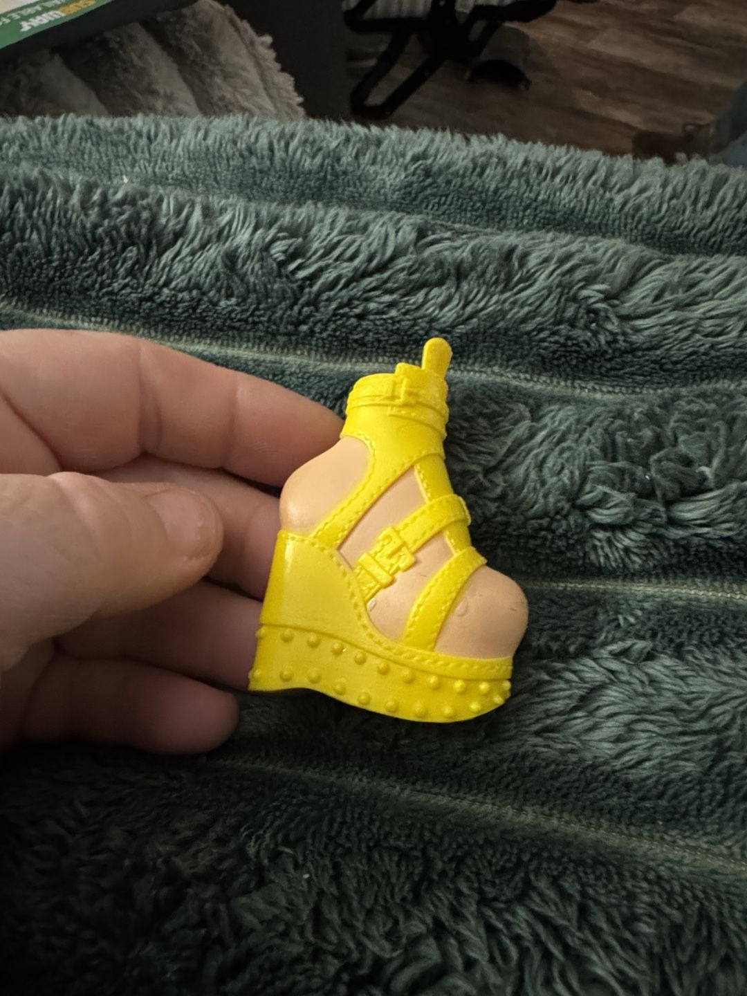 MGA Bratz #BRATZ Yellow Studded Wedge Doll Shoe 1