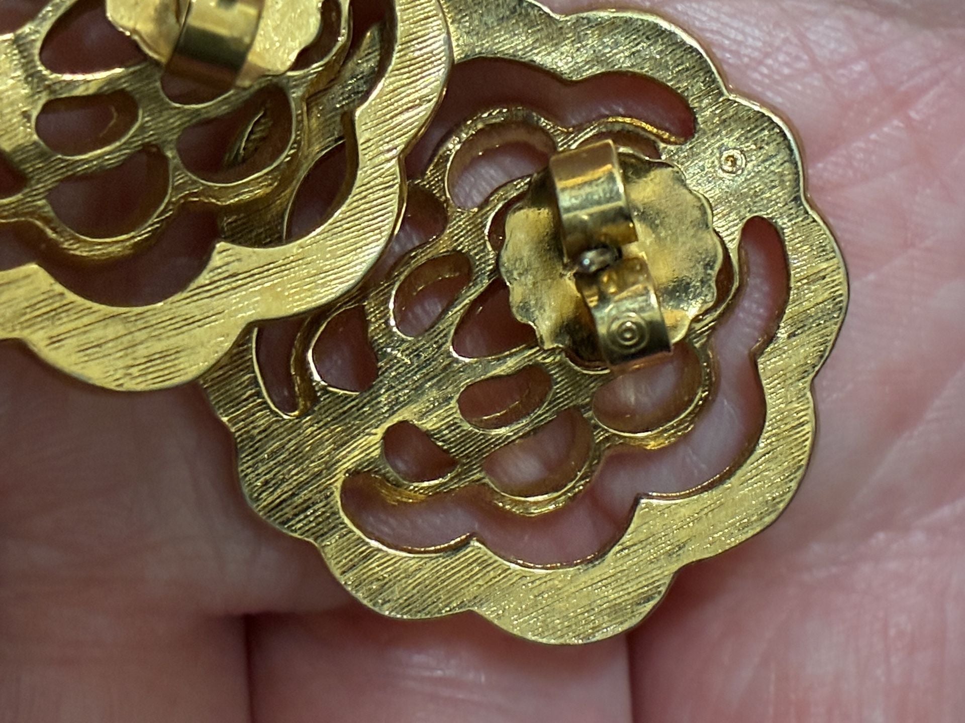 Avon Vintage Gold Tone Open Filigree Flower Stud Earrings 7