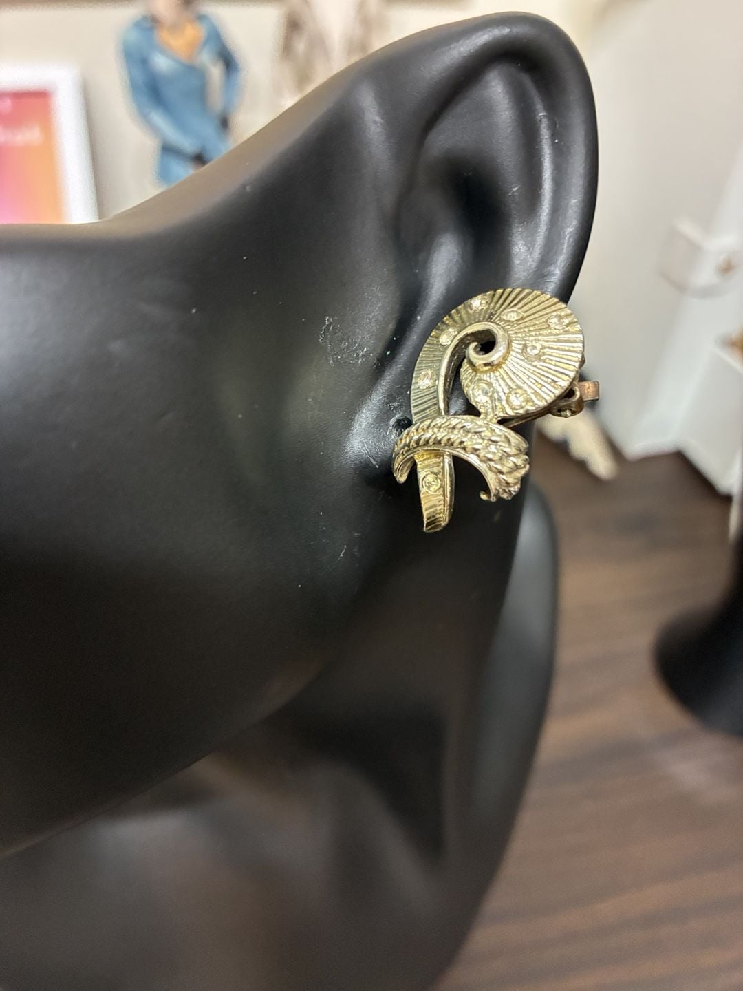 Marvoux Vintage Gold Tone Swirl Clip On Earrings 2