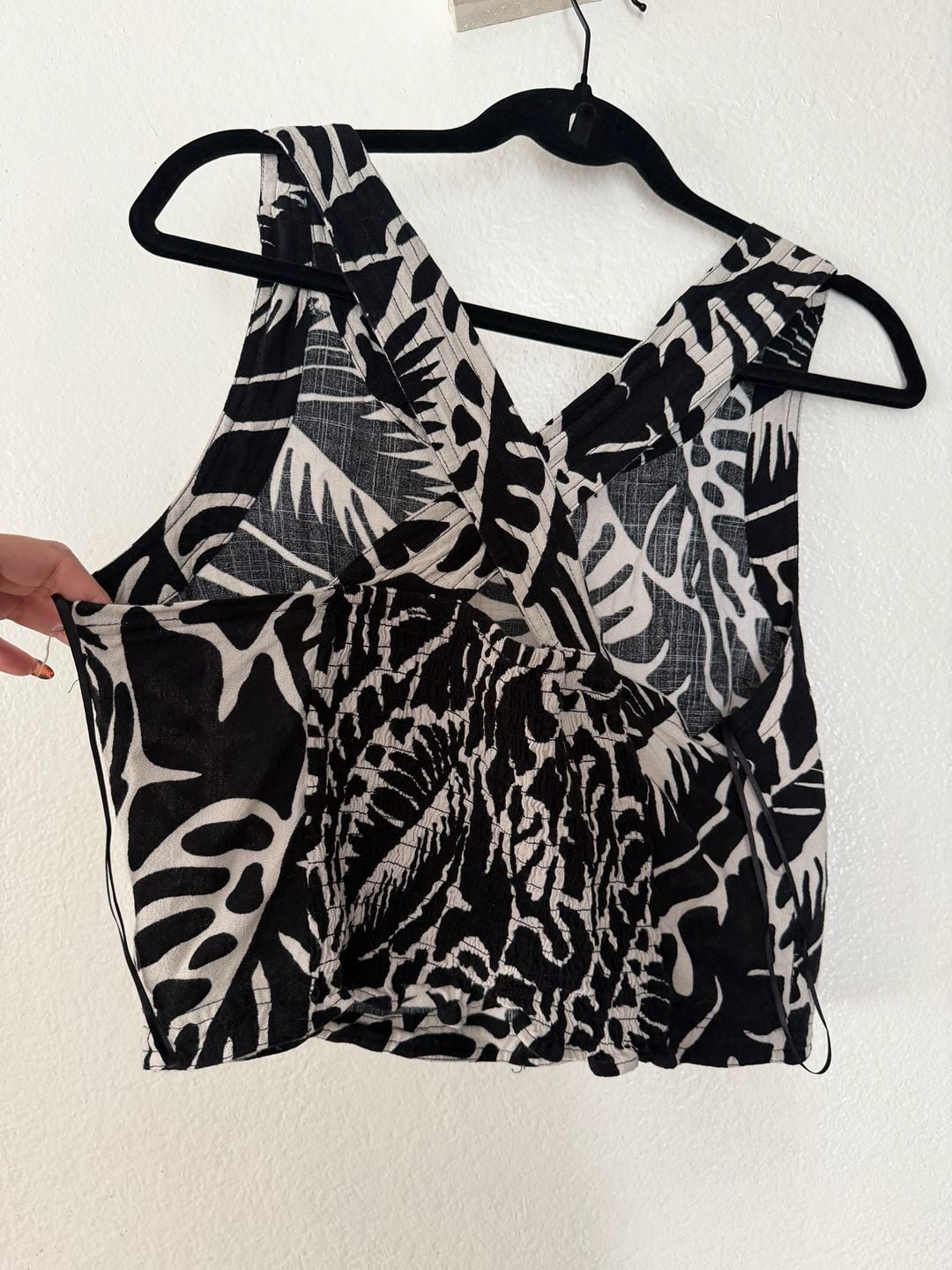 Rose + Olive Resort Tank Top Size L Black White Leaf Print Crop Smocked 4