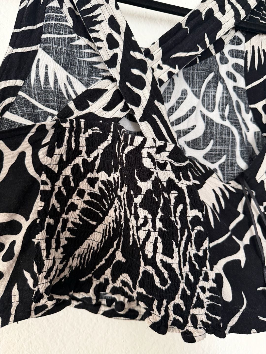 Rose + Olive Resort Tank Top Size L Black White Leaf Print Crop Smocked 5