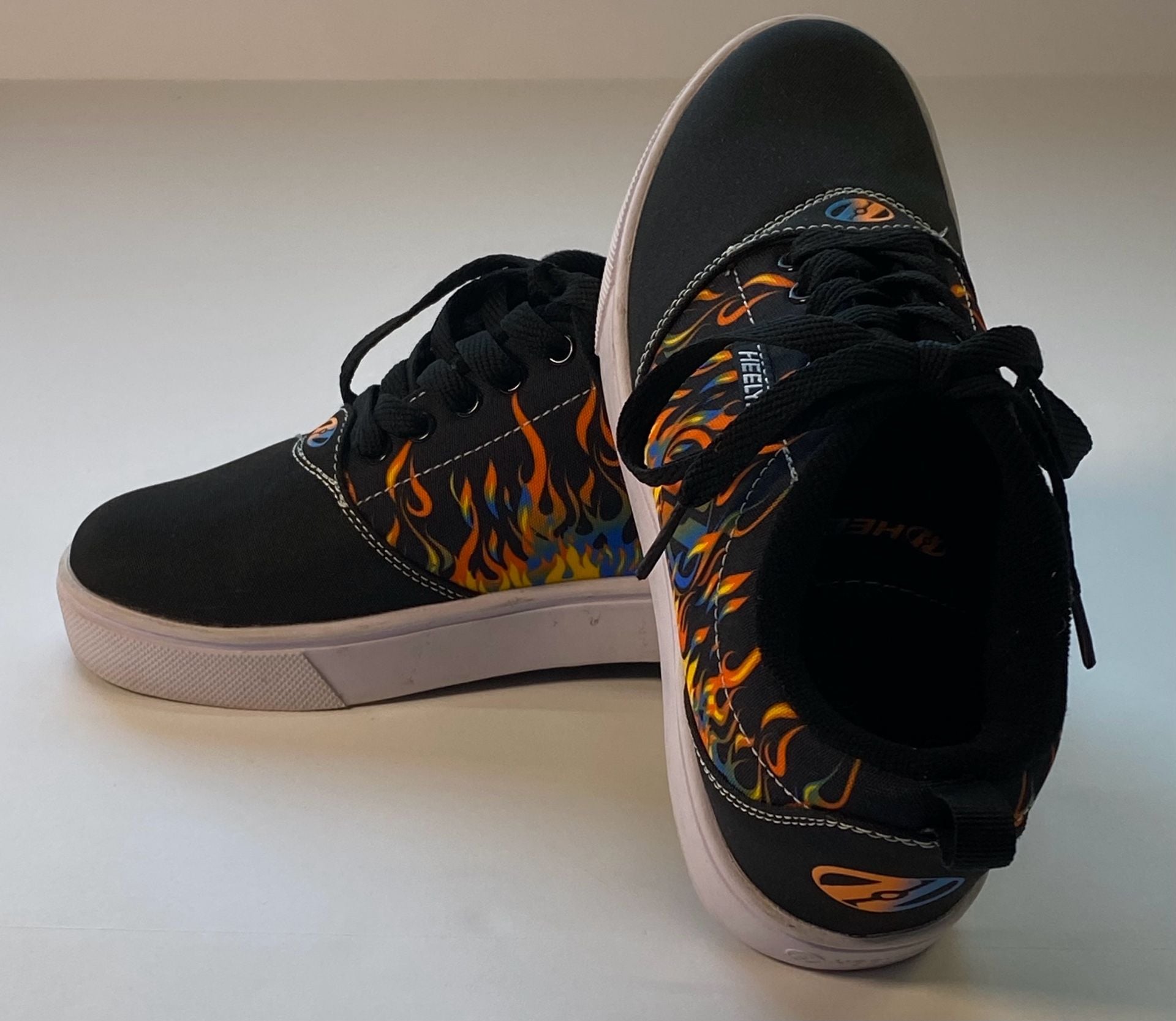 Heelys Flame Print Skate Shoes Black size Y4 2