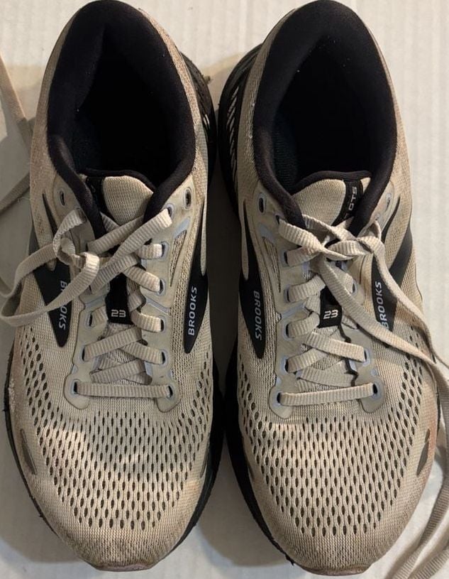 Brooks Adrenaline GTS 23 Running Shoes Size 8.5 Wide Beige Black 2