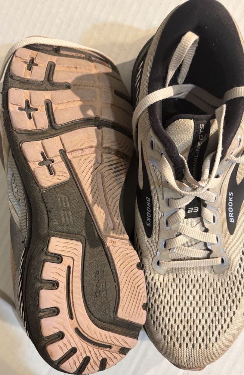 Brooks Adrenaline GTS 23 Running Shoes Size 8.5 Wide Beige Black 7